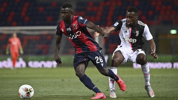 Bologna's Musa Juwara, left, controls the ball against Juventus' Blaise Matuidi during the Serie A soccer match between Bologna FC and Juventus FC at Stadio Renato Dall'Ara stadium in Bologna, Monday June 22, 2020. (Massimo Paolone/LaPresse via AP)