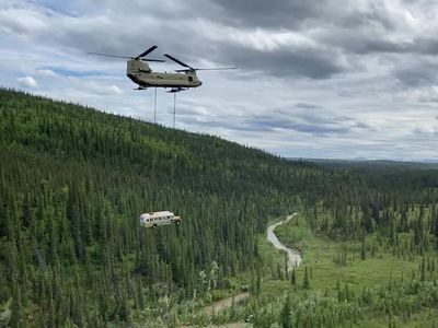 Foto: Detik-detik Bus Into The Wild Dipindah Pakai Helikopter