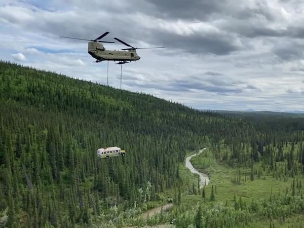 Foto: Detik-detik Bus Into The Wild Dipindah Pakai Helikopter