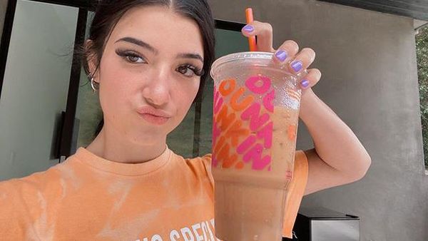 Gaya Kulineran Keren Charli DAmelio, Remaja Paling Terkenal di TikTok