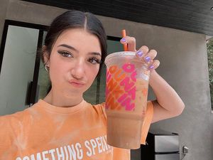 Gaya Kulineran Keren Charli DAmelio, Remaja Paling Terkenal di TikTok