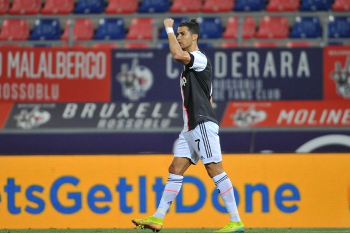 BOLOGNA, ITALY - JUNE 22: Cristiano Ronaldo of Juventus celebrates after scoring the opening goal during the Serie A match between Bologna FC and  Juventus at Stadio Renato DallAra on June 22, 2020 in Bologna, Italy. (Photo by Mario Carlini / Iguana Press/Getty Images)