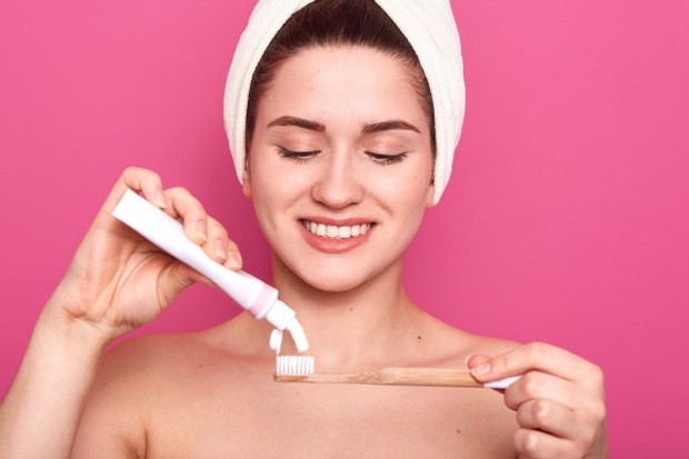 Pasta Gigi dan Garam/Freepik.com Dengan pasta gigi dan garam