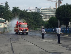 76 Petugas Damkar DKI Semprotkan Disinfektan di Kawasan Blok M Pagi Ini