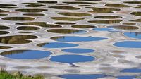 Potret Unik Danau Bolong-bolong dari Kanada