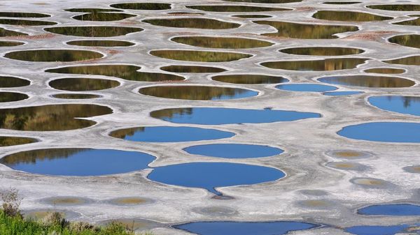 Potret Unik Danau Bolong-bolong dari Kanada
