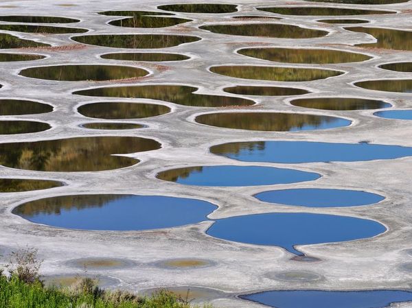 Potret Unik Danau Bolong-bolong dari Kanada