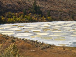 Anehnya, Danau di Kanada Ini Bolong-bolong