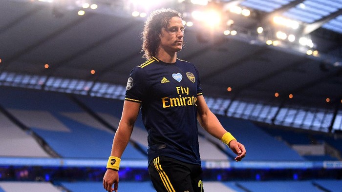 MANCHESTER, ENGLAND - JUNE 17: David Luiz of Arsenal walks along the touchline after being sent off during the Premier League match between Manchester City and Arsenal FC at Etihad Stadium on June 17, 2020 in Manchester, United Kingdom. (Photo by Laurence Griffiths/Getty Images)