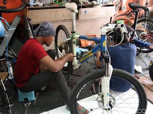Video: Penjual dan Servis Sepeda di Bandung Laku Keras!