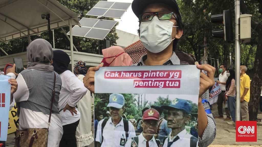 Gerombolan orang tua yang tergabung dalam Gerakan Emak dan Bapak Peduli Pendidikan dan Keadilan (GEPRAK) menyemut di depan Balai Kota Jakarta menyuarakan kritik soal Penerimaan Peserta Didik Baru (PPDB) 2020