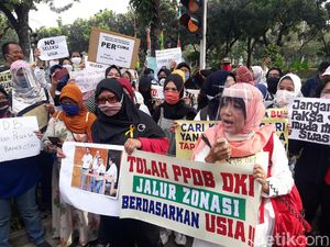 Sambangi Balai Kota, Ortu Siswa Demo Anies soal Aturan Batas Usia di PPDB DKI