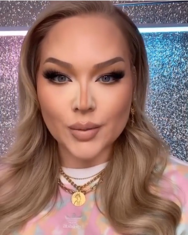 https://www.instagram.com/nikkietutorials/ Buat dua garis di sisi hidung sebelah kanan dan kiri. Tarik garis dari pangkal hidung sampai ke hidung bagian bawah.