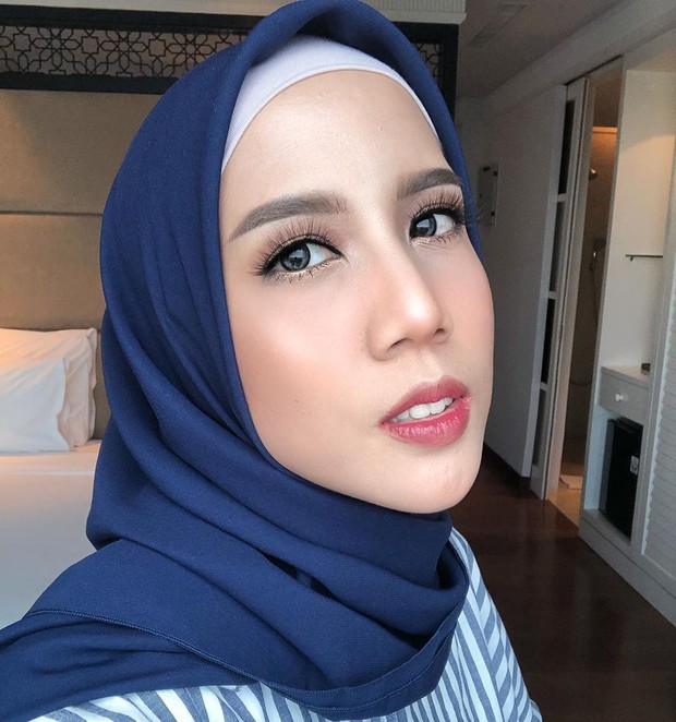 Koleksi foto Beauty Vlogger dan MUA Nadia Sabrina Dwiumami