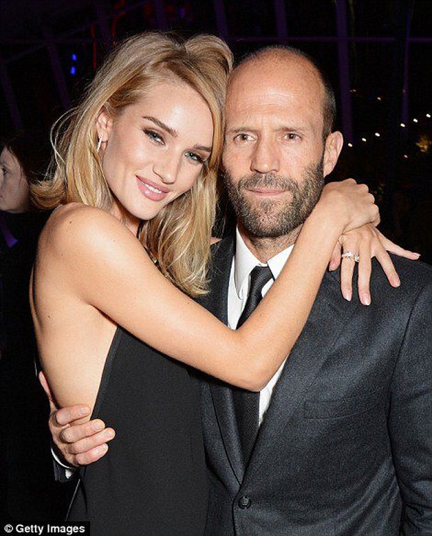 Jason Statham dan Rosie Huntington-Whitely/pinterest.com/lpsdenta Jason dan Rosie mempunyai jarak usia 20 tahun.