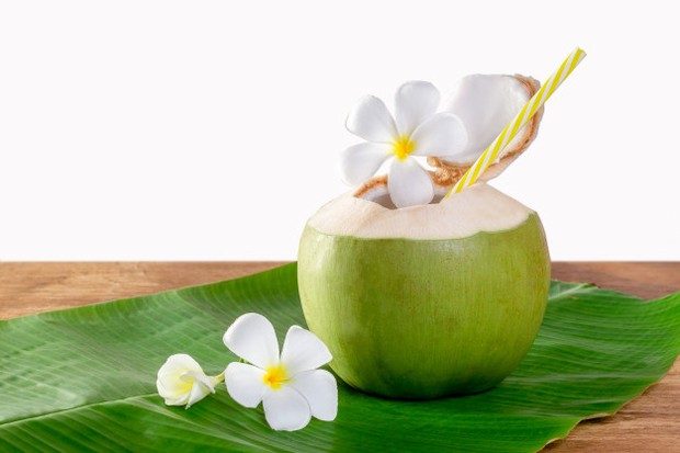 Air Kelapa/freepik.com Mengkonsumsi air kelapa itu akan membantu untuk menjaga kulit bersih dan kenyal serta mencegah ledakan berminyak pada wajah.