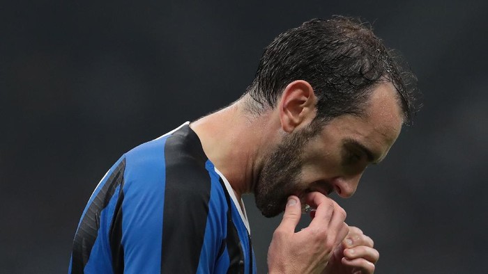 MILAN, ITALY - OCTOBER 23:  Diego Godin of FC Internazionale reacts during the UEFA Champions League group F match between FC Internazionale and Borussia Dortmund at Giuseppe Meazza Stadium on October 23, 2019 in Milan, Italy.  (Photo by Emilio Andreoli/Getty Images)