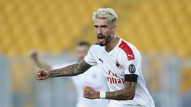 AC Milan's Samu Castillejo, top right, celebrates with teammates after scoring during the Serie A soccer match between Lecce and AC Milan, at the Via del Mare stadium in Lecce, Italy, Monday, June 22, 2020. (Spada/LaPresse via AP)