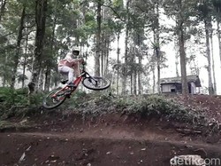 Menjajal Trek Unik Sepeda di Cirorek Garut yang Dikelilingi Hutan Pinus