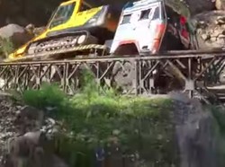 Ngeri! Detik-detik Jembatan Ambruk, Truk Terjun ke Jurang