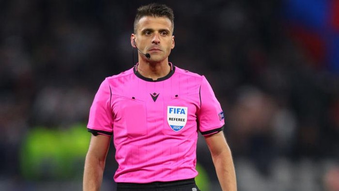 LYON, FRANCE - FEBRUARY 26: Referee Jesus Gil Manzano during the UEFA Champions League round of 16 first leg match between Olympique Lyon and Juventus at Parc Olympique on February 26, 2020 in Lyon, France. (Photo by Catherine Ivill/Getty Images)