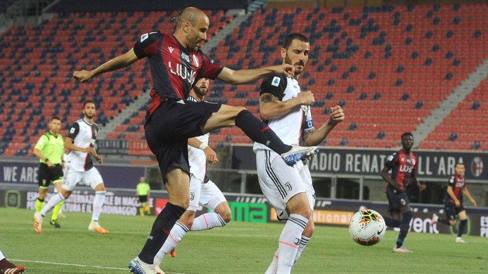BOLOGNA, ITALY - JUNE 22: Rodrigo Palacio (L) of Bologna FC in action during the Serie A match between Bologna FC and Juventus at Stadio Renato DallAra on June 22, 2020 in Bologna, Italy. (Photo by Mario Carlini / Iguana Press/Getty Images)