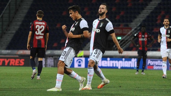 BOLOGNA, ITALY - JUNE 22: Paulo Dybala of Juventus celebrates after scoring his teams second goal during the Serie A match between Bologna FC and  Juventus at Stadio Renato DallAra on June 22, 2020 in Bologna, Italy. (Photo by Mario Carlini / Iguana Press/Getty Images)