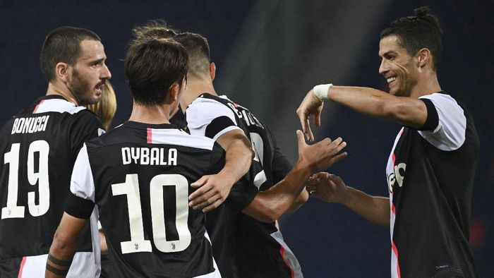 Juventus Juventus Paulo Dybala, no. 10, celebrates scoring with teammate Cristiano Ronaldo, right, and teammates during the Serie A soccer match between Bologna FC and Juventus FC at Stadio Renato DallAra stadium in Bologna, Monday June 22, 2020. (Massimo Paolone/LaPresse via AP)