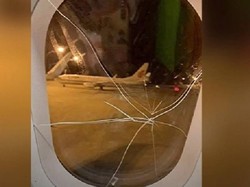 Penumpang Wanita Mabuk, Pukul Jendela Pesawat Sampai Retak