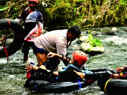 Main Air di Kampung Wisata Remboko