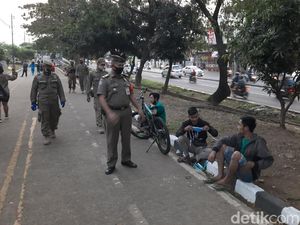 Kawasan BKT Ramai Sore Tadi, Masih Ada Warga Tak Pakai Masker