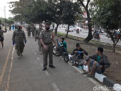 Kawasan BKT Ramai Sore Tadi, Masih Ada Warga Tak Pakai Masker