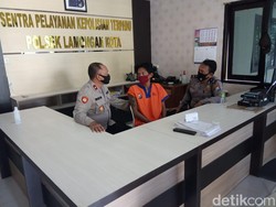 Pria Ini Hajar Juru Parkir yang Bonceng 2 Pemandu Lagu Gegara Cemburu