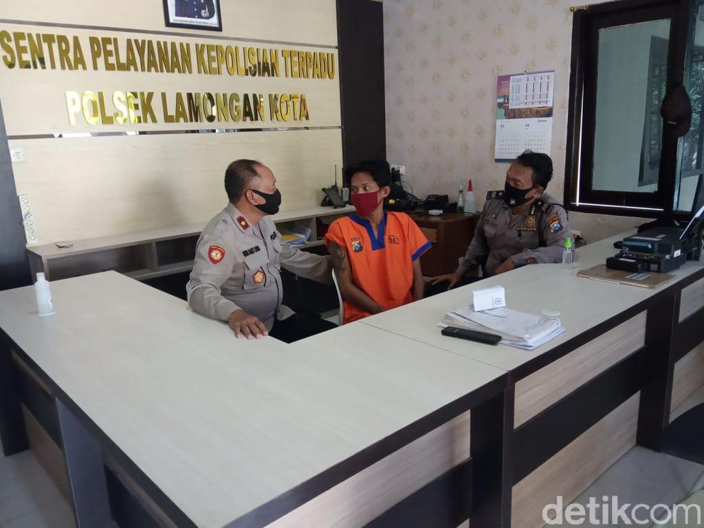 Pria Ini Hajar Juru Parkir yang Bonceng 2 Pemandu Lagu Gegara Cemburu Pria Ini Hajar Juru Parkir yang Bonceng 2 Pemandu Lagu Gegara Cemburu