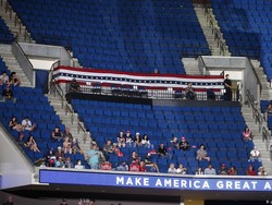 Ketika Remaja Penggemar K-Pop dan TikTok Guncang Panggung Kampanye AS