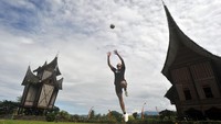 Pesepakbola Teja Paku Alam, melakukan latihan mandiri di halaman Istano Basa Pagaruyung, Batusangkar, Kab.Tanah Datar, Sumatera Barat, Selasa (23/6/2020).