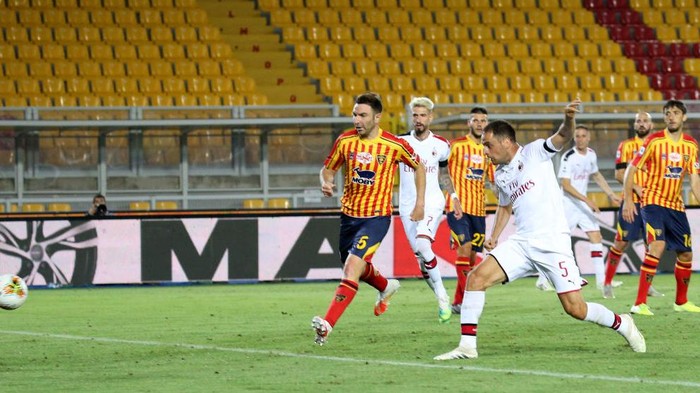 LECCE, ITALY - JUNE 22: Giacomo Bonaventura of  Milan scores his teams second goal during the Serie A match between US Lecce and  AC Milan at Stadio Via del Mare on June 22, 2020 in Lecce, Italy. (Photo by Maurizio Lagana/Getty Images)