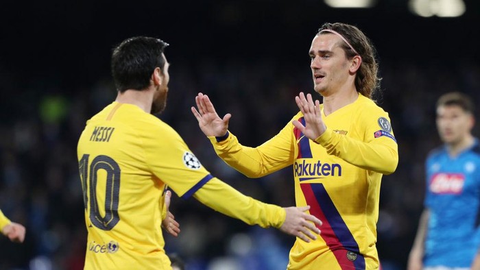 NAPLES, ITALY - FEBRUARY 25: Lionel Messi and Antoine Griezmann of FC Barcelona celebrate the 1-1 goal scored by Antoine Griezmann during the UEFA Champions League round of 16 first leg match between SSC Napoli and FC Barcelona at Stadio San Paolo on February 25, 2020 in Naples, Italy. (Photo by Francesco Pecoraro/Getty Images)