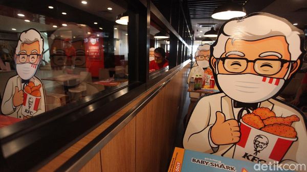 Kini Makan Ayam Ditemani Colonel Sanders Loh!