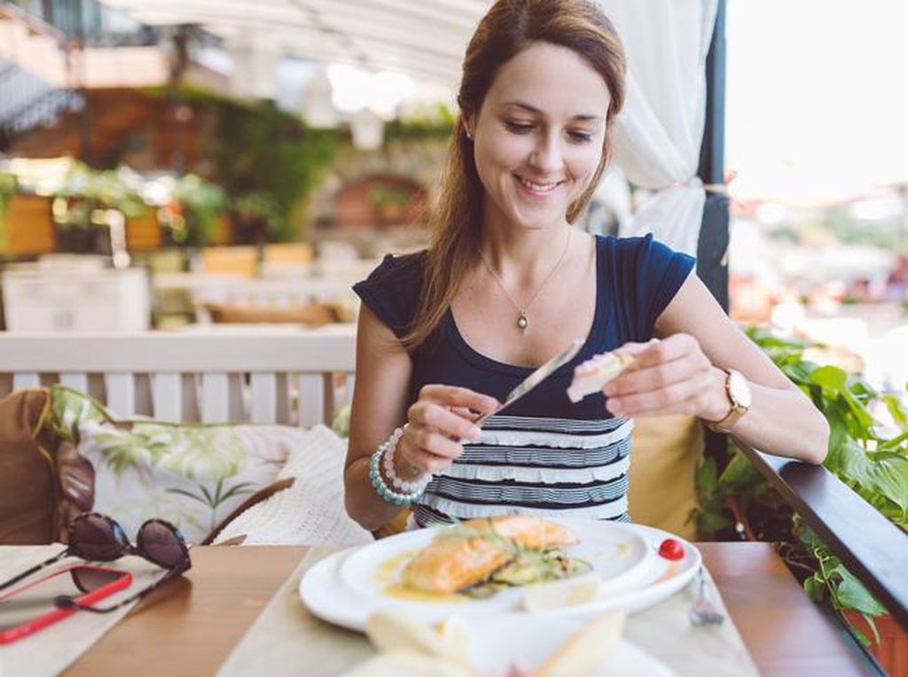 Manfaat Makan Malam Lebih Awal Bisa Turunkan Berat Badan Manfaat Makan Malam Lebih Awal Bisa Turunkan Berat Badan