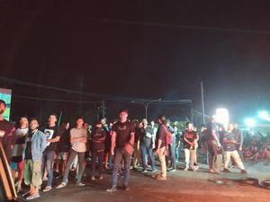 Massa Penolak TKA China Masih Bertahan di Sekitar Bandara Haluoleo Kendari Massa Penolak TKA China Masih Bertahan di Sekitar Bandara Haluoleo Kendari