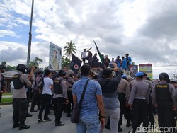 Tolak 500 TKA, Mahasiswa-Anggota DPRD Sultra Demo di Jalan Masuk Bandara