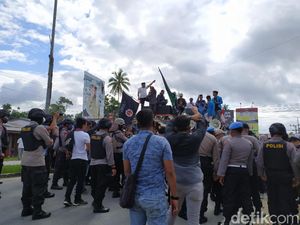 Tolak 500 TKA, Mahasiswa-Anggota DPRD Sultra Demo di Jalan Masuk Bandara Tolak 500 TKA, Mahasiswa-Anggota DPRD Sultra Demo di Jalan Masuk Bandara