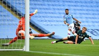 Riyad Mahrez menambah keunggulan tim tuan rumah di menit ke-42. Shaun Botterill/Getty Images.