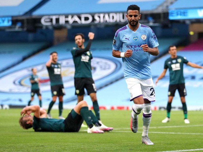 MANCHESTER, ENGLAND - JUNE 22: Phil Foden of Manchester City celebrate with his team after scoring his teams first goal during the Premier League match between Manchester City and Burnley FC at Etihad Stadium on June 22, 2020 in Manchester, England. Football stadiums around Europe remain empty due to the Coronavirus Pandemic as Government social distancing laws prohibit fans inside venues resulting in all fixtures being played behind closed doors. (Photo by Martin Rickett/Pool via Getty Images)