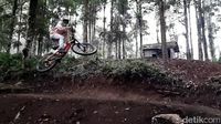 Menjajal Trek Sepeda Downhill yang Jadi Primadona di Garut