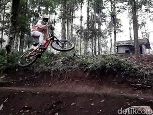 Menjajal Trek Sepeda Downhill yang Jadi Primadona di Garut