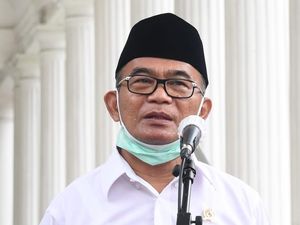 Muhadjir: Sesama Keluarga Miskin Besanan, Lahir Keluarga Miskin Baru