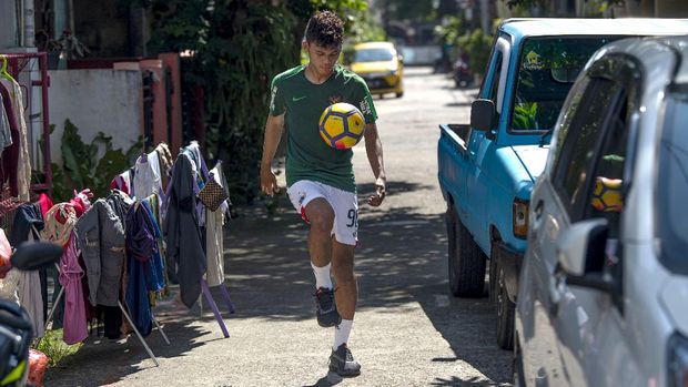 Pesepak bola Sutan Zico berlatih usai mengikuti pemusatan latihan Timnas Indonesia U-19 secara virtual di kediamannya di Desa Tlajung Udik, Gunung Putri, Kabupaten Bogor, Jawa Barat, Senin (1/6/2020). *** Local Caption ***