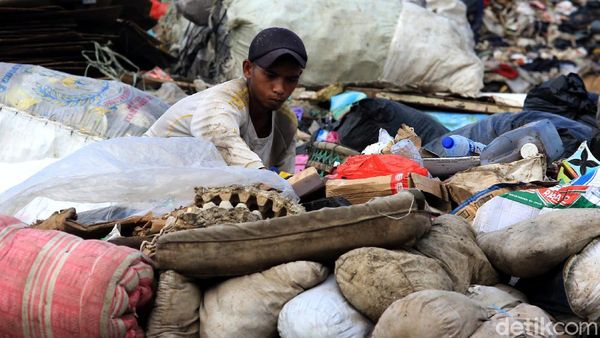 Mereka yang Mengais Rezeki dari Tempat Pembuangan Sampah